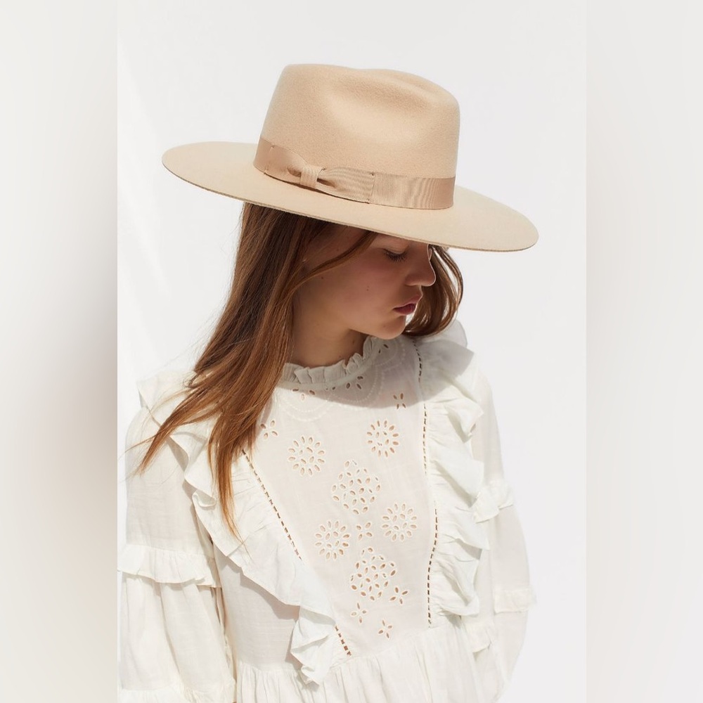 UO FLAT BRIM FELT FEDORA HAT